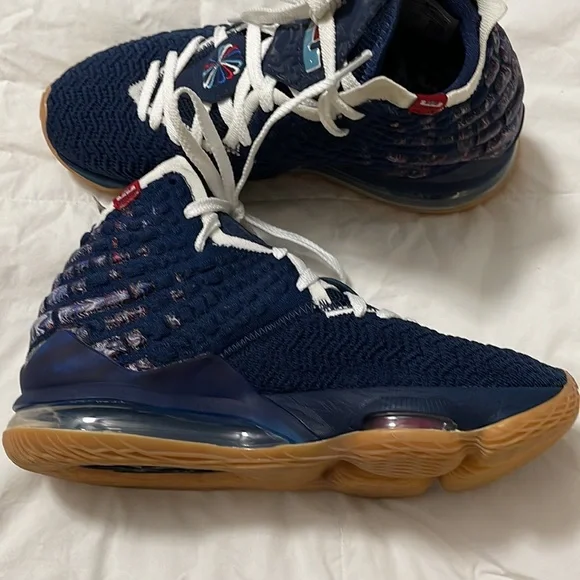 Nike LeBron 17 UConn 2020 Basketball Shoes Sz 7.5 Men / 9 Women New - Picture 9 of 10